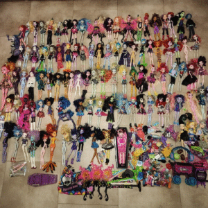 Massive Lot of 100+ Monster High Dolls & Accessories – All for One Price!